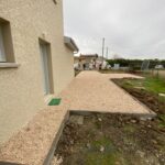 AZ BTP, aménagement extérieur, création-portail et pose de bordures P1 et fourniture-pose de gravier-6/12 autour d'une maison sur la commune de Tézé dans le Rhône