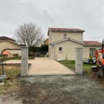 AZ BTP, aménagement extérieur, création-portail et pose de bordures P1 et fourniture-pose de gravier-6/12 autour d'une maison sur la commune de Tézé dans le Rhône