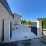 AZ BTP, aménagement extérieur, création d'un portail avec enrochement et pose béton-désactivé dans une propriété individuelle dans le Rhône sur la commune de la Porte des pierres dorrées