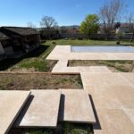 AZ BTP, aménagement extérieur d'un villa de caractère avec la pose de dalles en béton type pierre d'Égypte en doubles tailles 100x100cm en épaisseur 2cm et 100x100cm en épaisseur 8cm dans le Rhône à Messimy