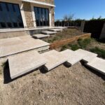 AZ BTP, aménagement extérieur d'un villa de caractère avec la pose de dalles en béton type pierre d'Égypte en doubles tailles 100x100cm en épaisseur 2cm et 100x100cm en épaisseur 8cm dans le Rhône à Messimy