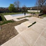 AZ BTP, aménagement extérieur d'un villa de caractère avec la pose de dalles en béton type pierre d'Égypte en doubles tailles 100x100cm en épaisseur 2cm et 100x100cm en épaisseur 8cm dans le Rhône à Messimy