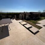 AZ BTP, aménagement extérieur d'un villa de caractère avec la pose de dalles en béton type pierre d'Égypte en doubles tailles 100x100cm en épaisseur 2cm et 100x100cm en épaisseur 8cm dans le Rhône à Messimy