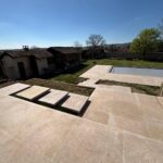 AZ BTP, aménagement extérieur d'un villa de caractère avec la pose de dalles en béton type pierre d'Égypte en doubles tailles 100x100cm en épaisseur 2cm et 100x100cm en épaisseur 8cm dans le Rhône à Messimy