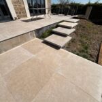 AZ BTP, aménagement extérieur d'un villa de caractère avec la pose de dalles en béton type pierre d'Égypte en doubles tailles 100x100cm en épaisseur 2cm et 100x100cm en épaisseur 8cm dans le Rhône à Messimy