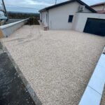 AZ BTP, aménagement extérieur autour d'un pavillon individuel avec la pose d'une bordure type P2 ainsi que la pose et fourniture de gravier 6/12 à Lucenay dans le Rhône