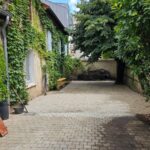 AZ BTP, aménagment extérieur dans la cour d'une villa avec la fournisture ainsi que la pose d'un gravier roulé dans le Rhône à Lyon-5ème