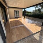 AZ BTP, pose et fourniture de dalles sur plots en grès imitation bois format et dimensions 120 x 30 cm épaisseur 2 cm pour une villa dans le Rhône Lucenay