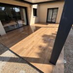 AZ BTP, pose et fourniture de dalles sur plots en grès imitation bois format et dimensions 120 x 30 cm épaisseur 2 cm pour une villa dans le Rhône Lucenay
