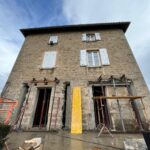 AZ BTP, gros oeuvre, ouverture d'une façade sur un mur en pierre dans le Rhône à Messimy